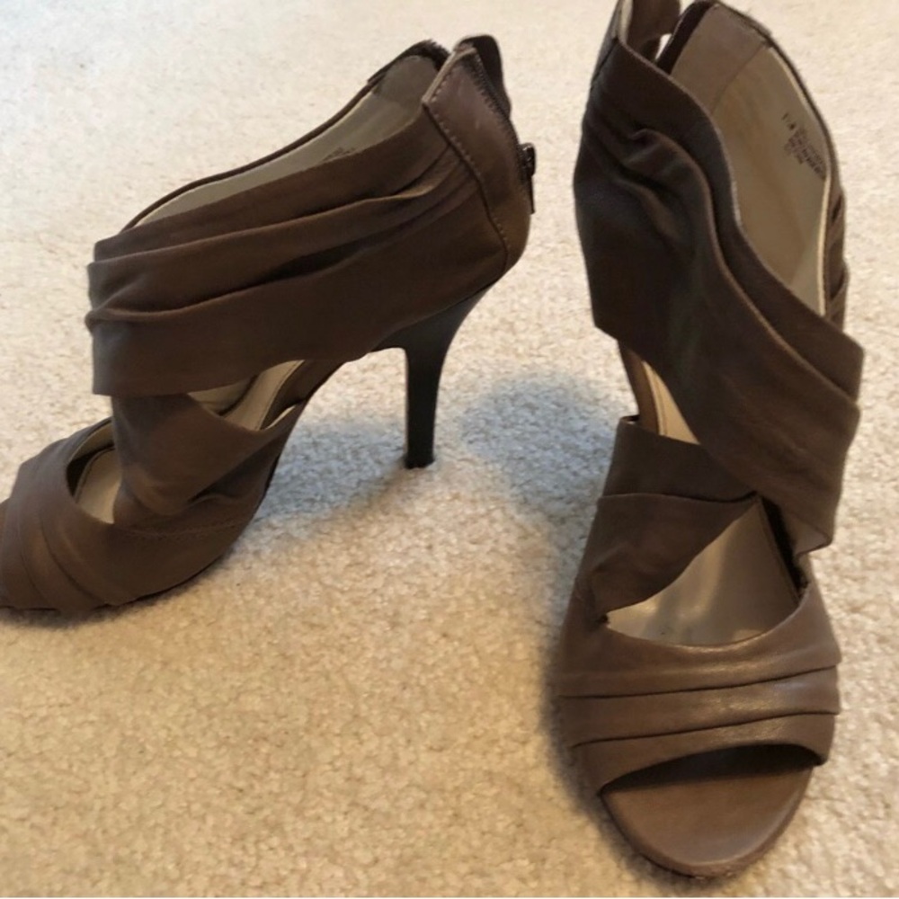 Isola Balta Taupe Grey peep toe stiletto Heels US 8 | Euro 39 | style#6302003 - Picture 4 of 5